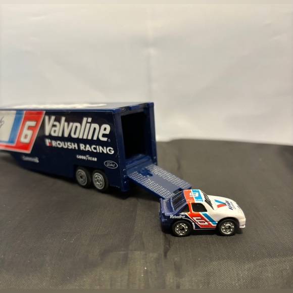 1990 Racing Champions NASCAR Valvoline Truck Mini Hauler Trailer w/Micro Car - Picture 7 of 8